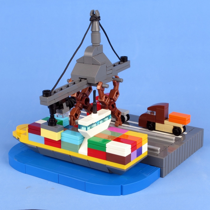 LEGO MOC - 16x16: Micro - МорПорт: Вид на корму контейнеровоза.