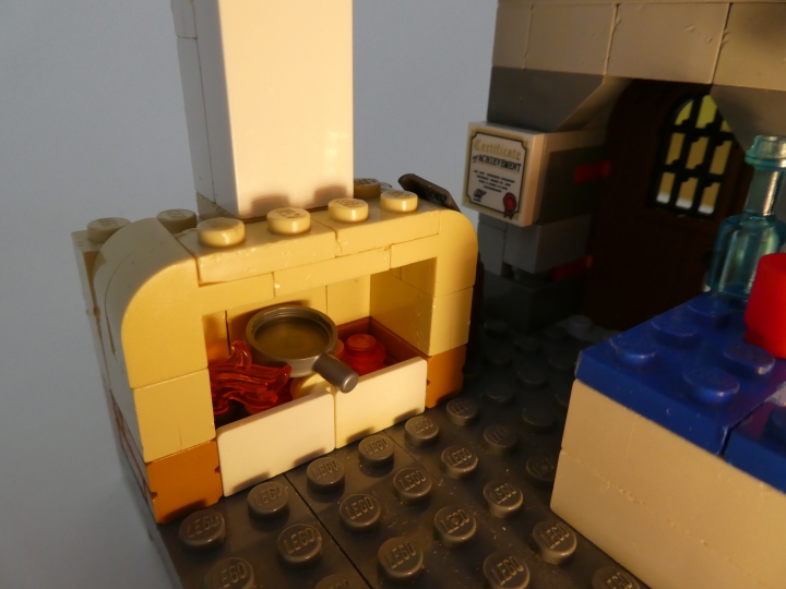 LEGO MOC - Младшая лига. Конкурс 'Средневековье'. - Таверна 'Топор и молот': Сердце таверны - очаг. В нем готовится пища, а в ненастную погоду он согревает гостей.