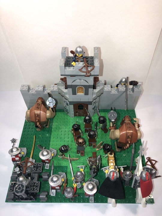 LEGO MOC - Младшая лига. Конкурс 'Средневековье'. - Штурм сторожевой башни: Со смотровой площадки башни меткий арбалетчик ведет стрельбу по наступающим.