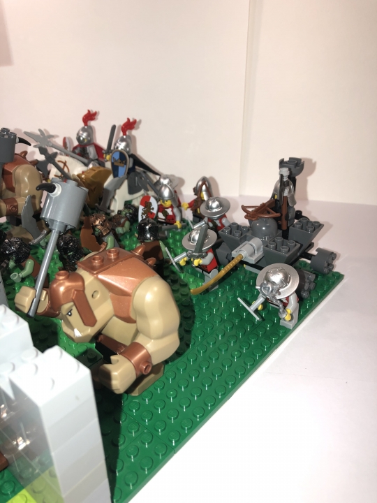 LEGO MOC - Младшая лига. Конкурс 'Средневековье'. - Штурм сторожевой башни: Тролль наступающий по левому флангу рассчитывает на то, что не встретит сопротивления.