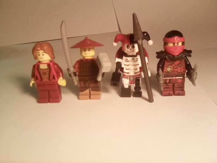 LEGO MOC - Младшая лига. Конкурс 'Средневековье'. - Средневековый дом.: Кузнец с женой, фэнтезийный скелет и ниндзя, пришедший за мечом с первого этажа, дабы украсть его.