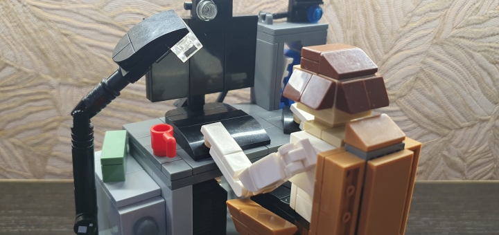 LEGO MOC - LEGO-конкурс 16x16: 'Все работы хороши' - Программист: Стол поближе с другого ракурса.