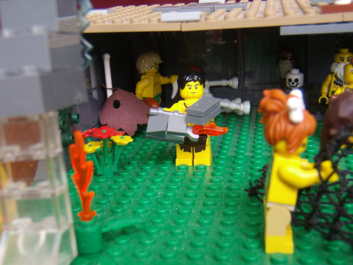 LEGO MOC - Because we can! - Caveman fire discovery: Пещерный человек добывает огонь, высекает искру из камней, ударяя одним камнем об другой.