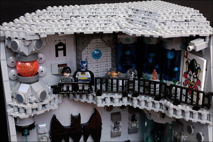 LEGO MOC - Heroes and villians - Batcave: 3-ий уровень, он же соединяет пещеру с поместьем Уэйнов. На нем также находится автономный реактор и трофейная комната.
