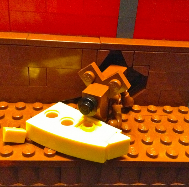LEGO MOC - 16x16: Animals - Matilda and Tudor Henry VII: При агрессивном затемнении отчетливо видно трещину в кирпичной стене. На подбор формы и деталек ушло больше всего времени.