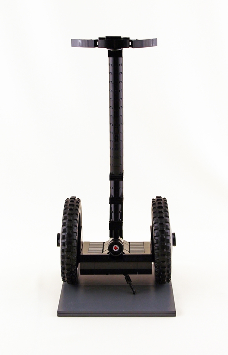 LEGO MOC - 16x16: Technics - Segway: Два колеса скутера расположены соосно. Сегвей автоматически балансируется при изменении положения корпуса ездока; для этой цели используется система индикаторной стабилизации: сигналы с гироскопических и жидкостных датчиков наклона поступают на микропроцессоры, которые вырабатывают управляющие двигателями воздействия.