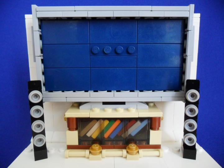 LEGO MOC - 16x16: Technics - Автостереоскопия - 3D-технологии XXI века: (Снова это фото) Сам телевизор удобно расположился на этом шкафчике - устойчивая подставка не даст ему завалиться.