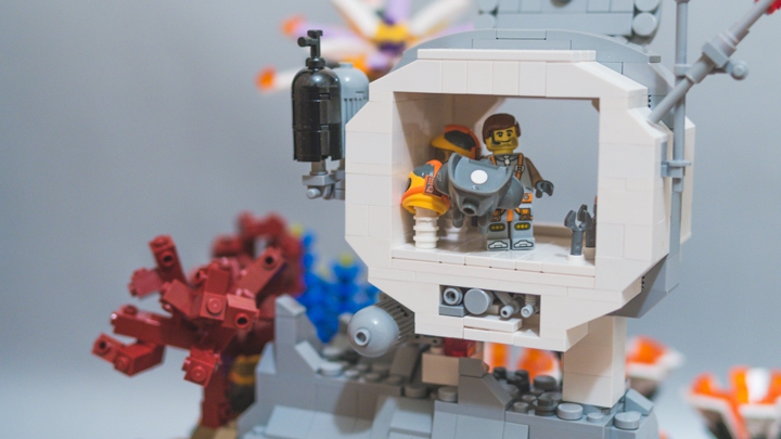 LEGO MOC - Инопланетная жизнь - Форпост 18: Внутренняя часть переходной камеры. Второй работник базы одевает костюм для внешних работ на поверхности.