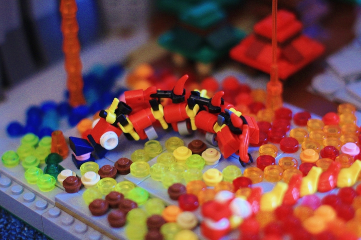 LEGO MOC - New Year's Brick 2017 - Чуньцзе: И праздник продолжился - многие угощения наполнили желудки, радость наполнила сердца, а праздничный дракон извивался, веселя народ... 
