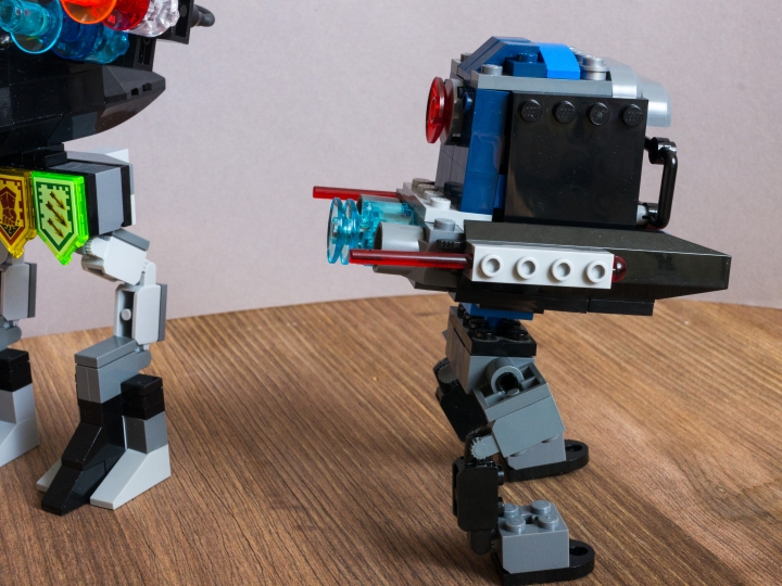 LEGO MOC - 16x16: Mech - УШБМ 'Щит': Как можно  видеть, силовая установка у 'Корыта', была внешней, что позволяло легко уничтожать его точным попаданием в систему охлаждения. 