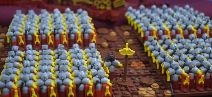 LEGO MOC - Младшая лига. Конкурс 'Средневековье'. - Ор на весь SPQR: <br><p align=left></i><br />
Зверёк на лбу (мне не совсем ясно кто это в оригинале, петухи по обе стороны вроде как опознаваемые) просто напрашивается на диалог из Уральских пельменей про пчеловека.<br />
- Почему полосы вдоль?<br />
- Абибас.