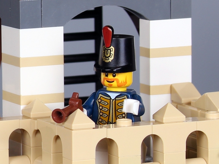 LEGO MOC - LEGO-contest 24x24: 'Pirates' - Форт 'Южный': Бравый Коммандор внимательно наблюдает за новым пленником.