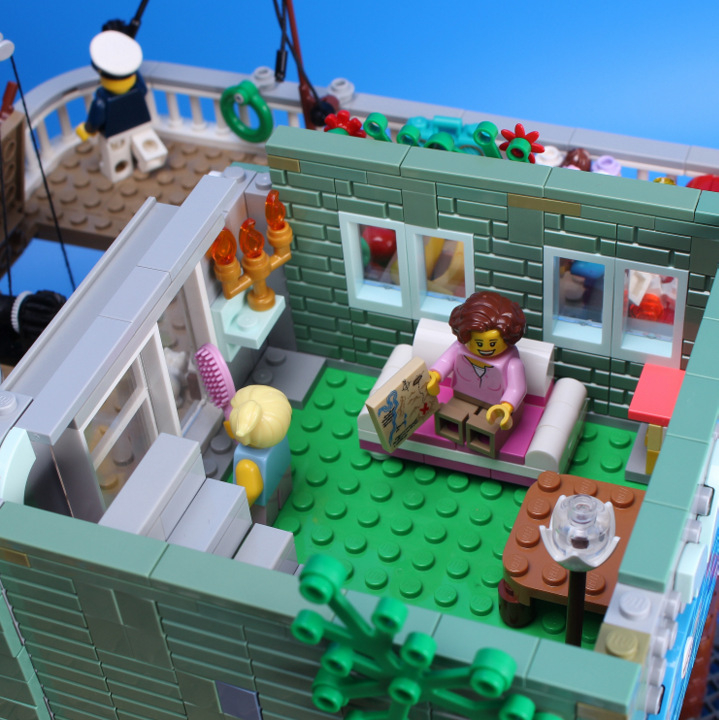 LEGO MOC - LEGO-конкурс 'Светлое будущее' - Всё у нас прекрасно!: Если мы заглянем в дом, то мы увидим Младшенькую и её бабушку. Бабушка мечтает о путешествиях, о дальних краях.