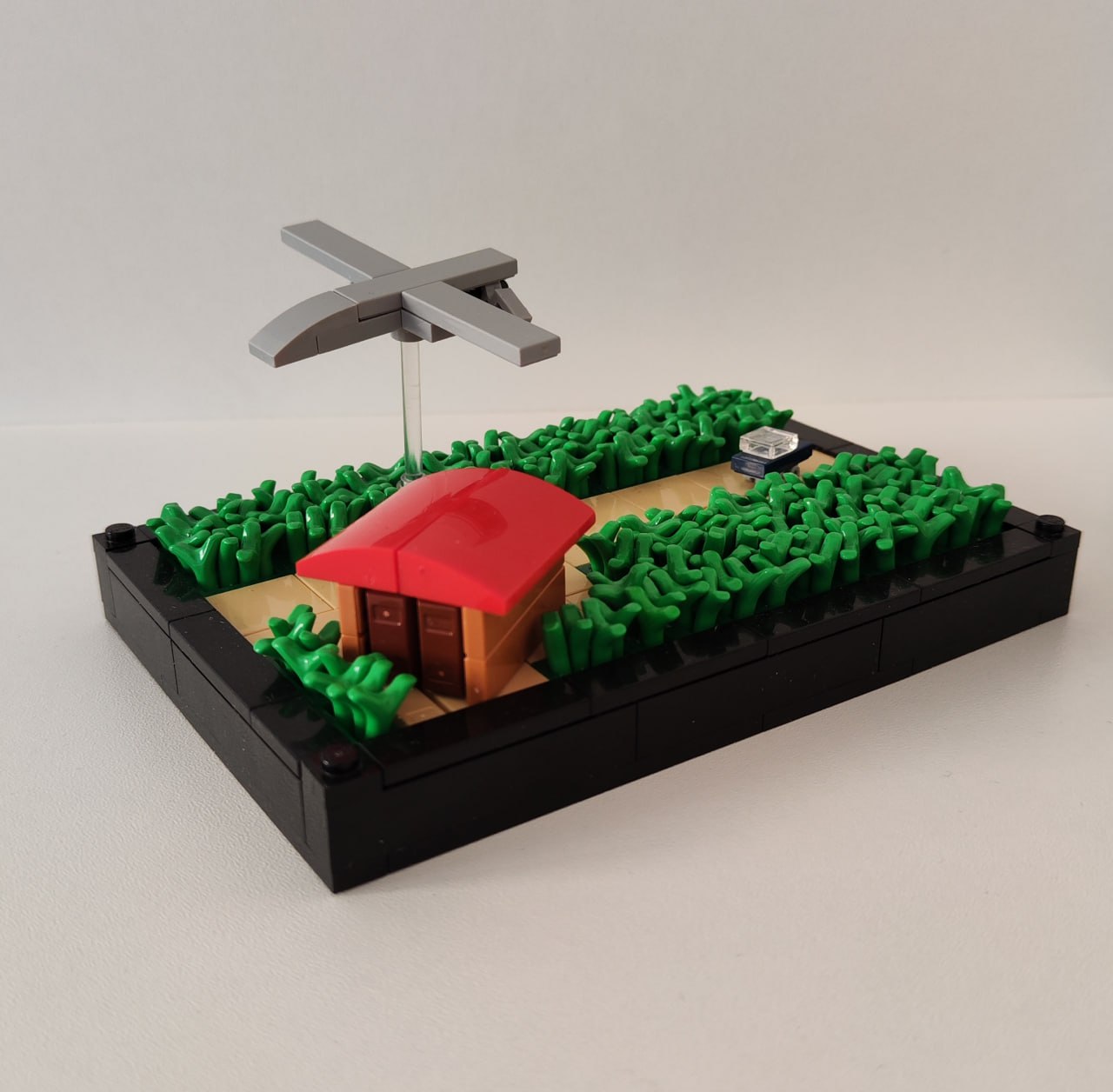 LEGO MOC - Погоня на кукурузном поле: Специально для этой диорамы я заказывал 200 деталей стеблей, и на мой взгляд именно кукуруза получилась у меня лучше всего. Изначально я хотел сделать беспилотник и автомобиль в одном масштабе, но потом понял что сделать такой дрон размером 3х3 студа практически нереально, поэтому решил сделать его покрупнее, чтобы создать иллюзию того что он находится близко к камере.<br />
<br />
Самоделка построена в конце августа 2024 года и стала моей первой работой в микро-масштабе. Кроме того, лично для меня это самая ранняя работа, которой я целиком горжусь и доволен до сих пор.