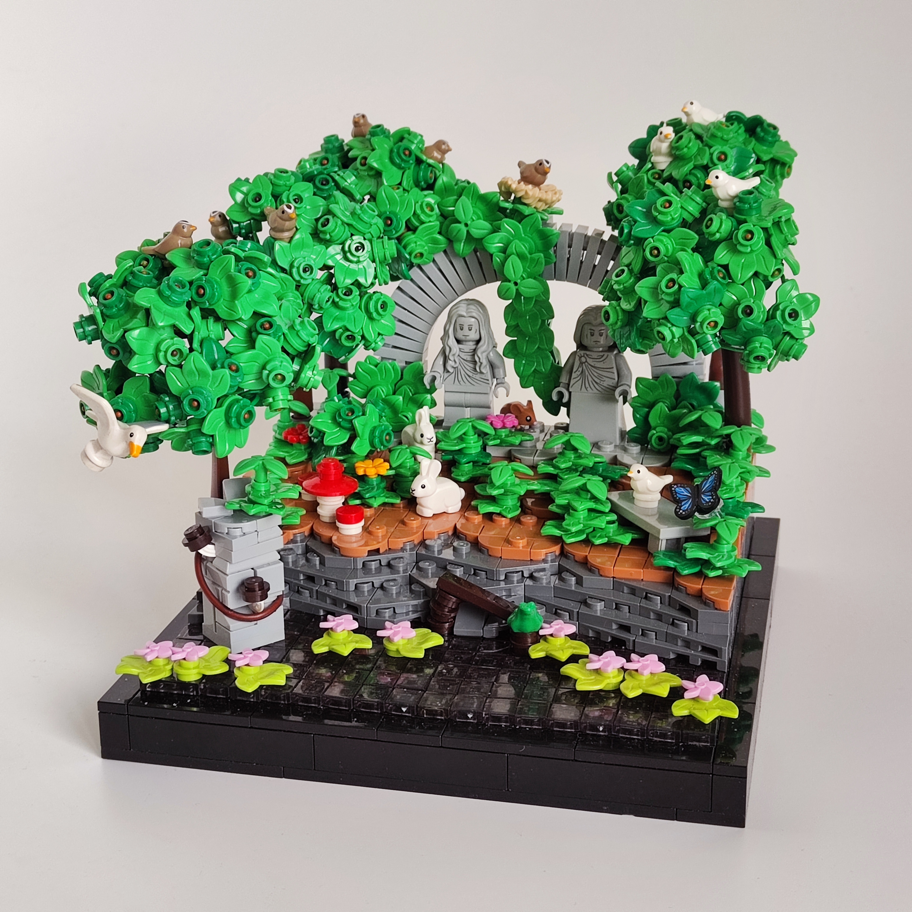 LEGO MOC - Руины цивилизации: Самоделка построена примерно за пять часов на последний день ежегодного конкурса Vignweek 2025. Суть соревнования - целую неделю строить самоделки по заданным темам. Всего 6 этапов. 5 из них длятся ровно сутки, последний - 48 часов. Тема последнего этапа была 'Природа возвращает своё'.