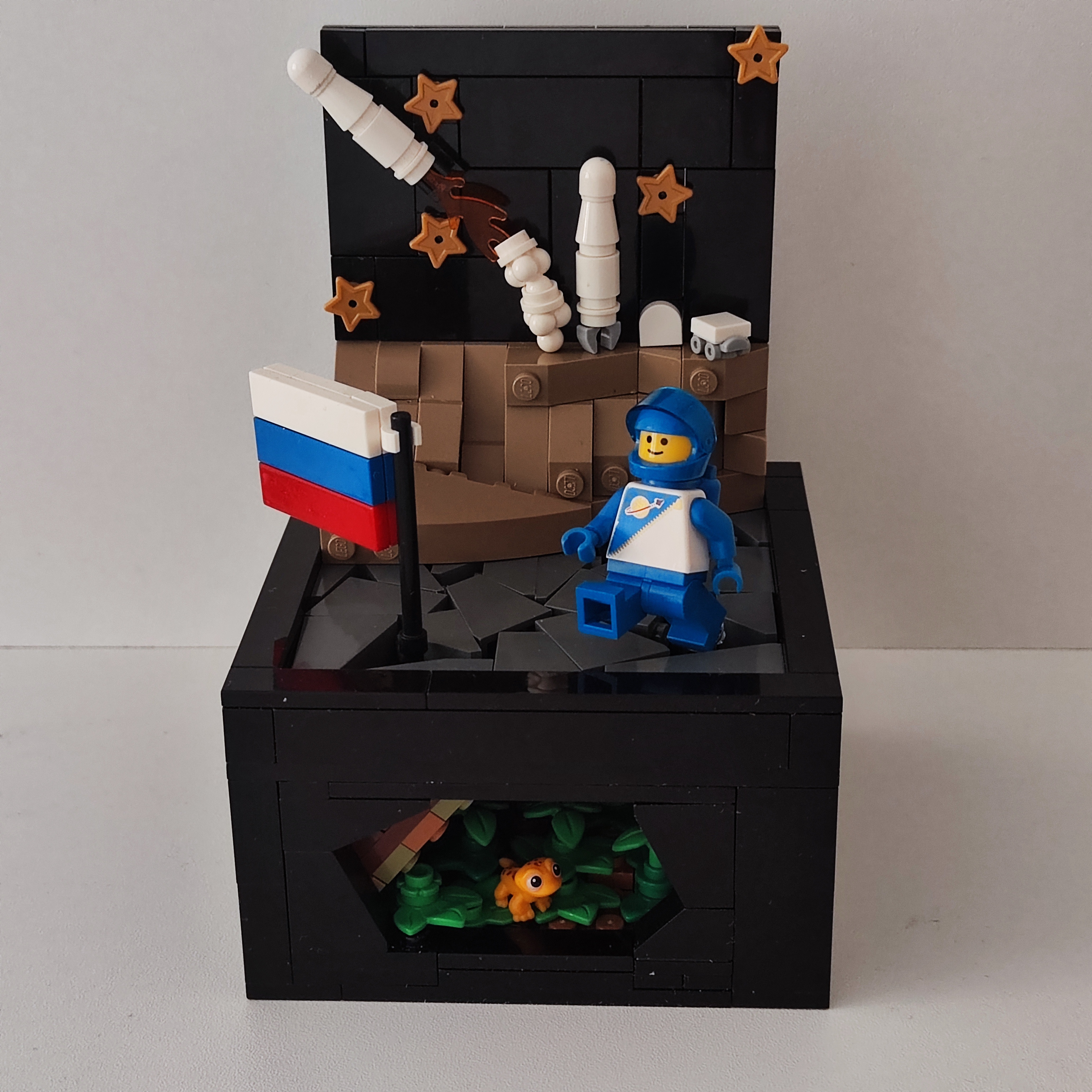 LEGO MOC - ПЕРВЫЙ КОНТАКТ: Самоделка построена в апреле 2025 года на космо-конкурс в телеграм-канале 'Статья от шефа'