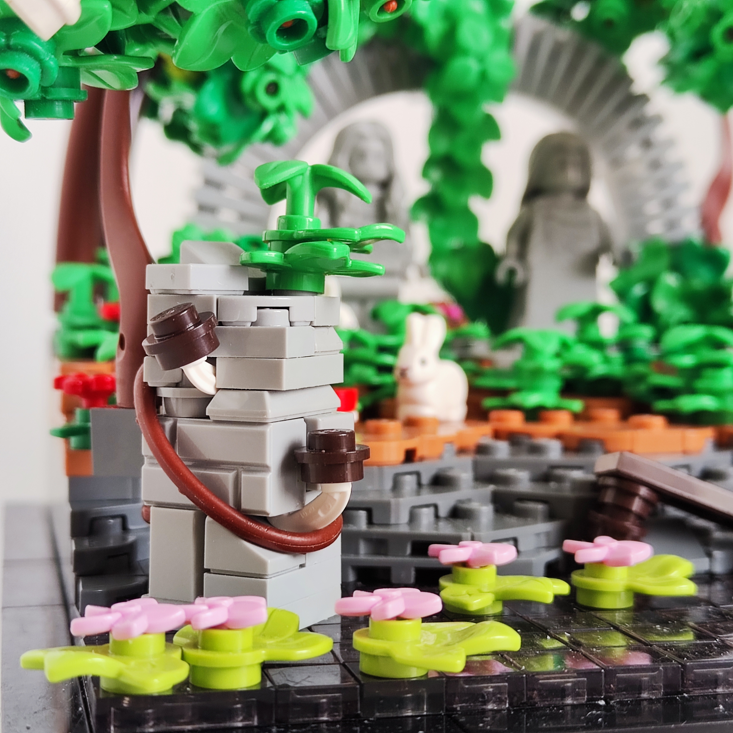 LEGO MOC - Руины цивилизации: Возможно, сама работа получилась незамысловатой, как и остальные мои самоделки на том конкурсе - простой рельеф с кучей растительности, но отдельными элементами я крайне доволен. В частности я горжусь разрушенной пристанью с полузатопленной колонной и кучей кувшинок.