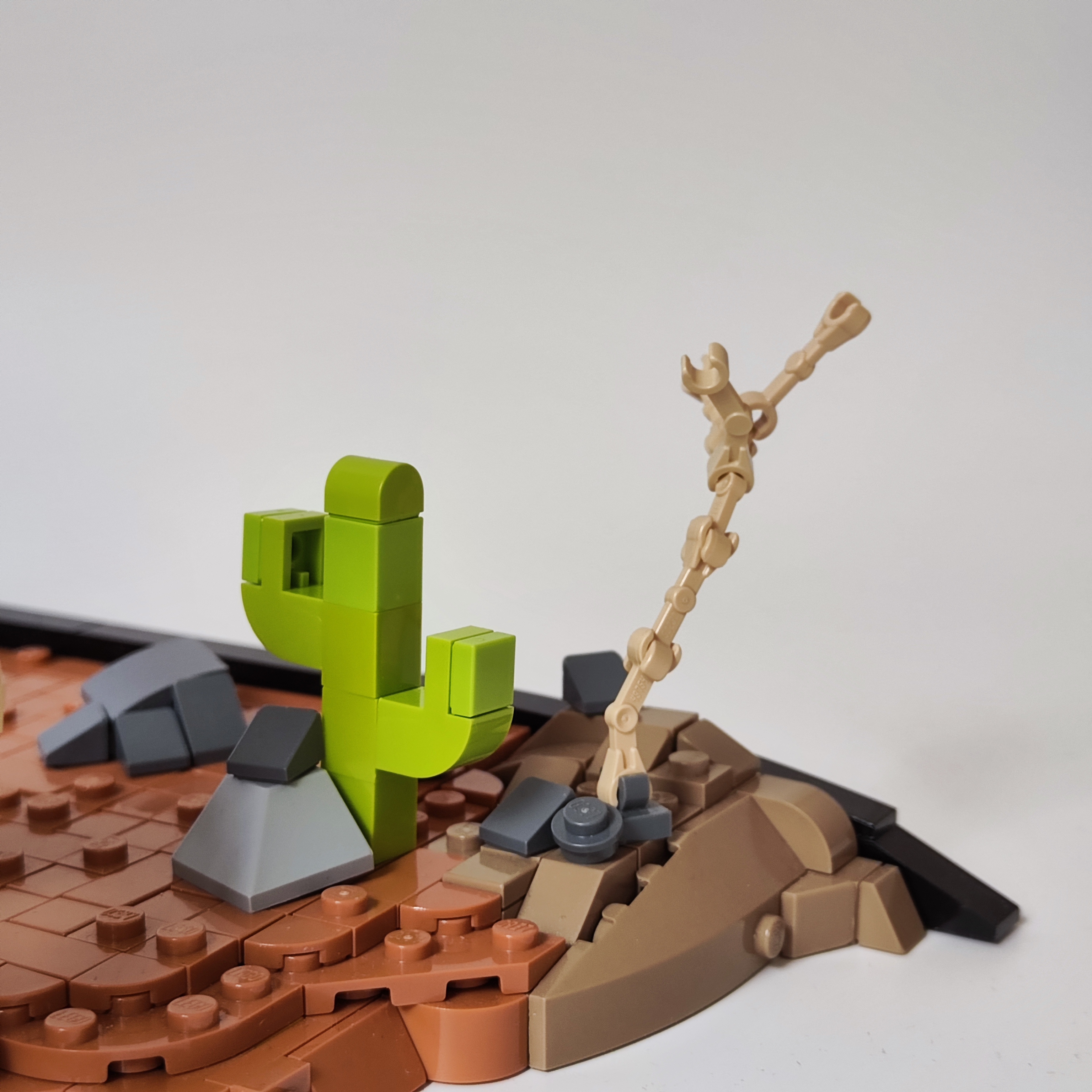 LEGO MOC - Путешествие на юг : Для меня это был первый серьезный опыт работы с техникой ландшафта 'фриформ', и в целом первой серьёзной крупной работой с интересными деталями, историей и композицией. <br />
<br />
Для себя я отметил, что каждое участие в крупных западных конкурсах сильно увеличивает уровень моих самоделок. Оно и понятно - конкуренция с лучшими строителями мира заставляет вдохновляться работами соперников и выжимать из себя максимум.