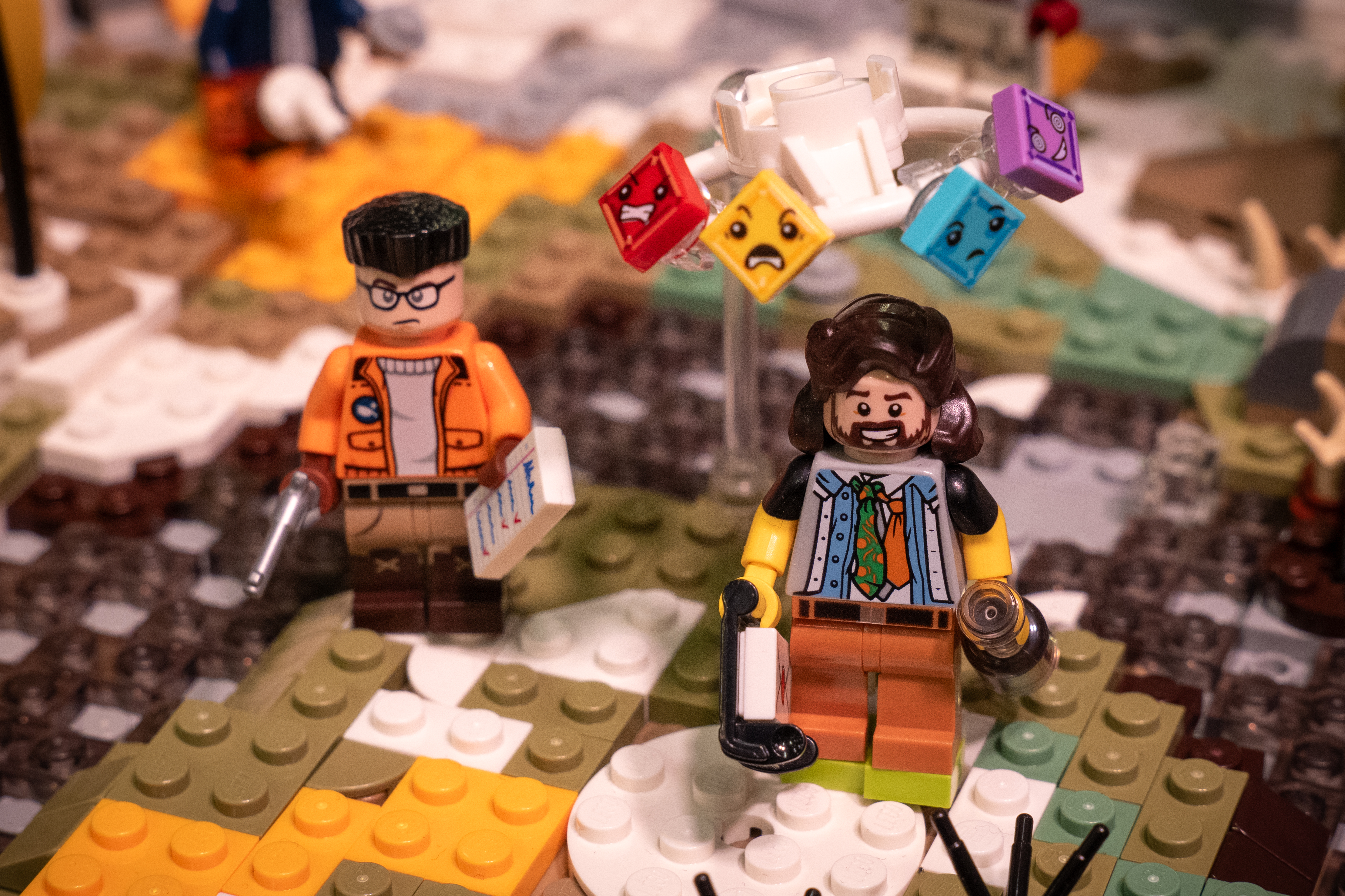 LEGO MOC - Disco Elysium: осмотр места происшествия: Гарри Дюбуа имеет множественное расстройство личности: в его мозгу соседствуют около 30 субличностей, из которых 24 представляют собой игровые характеристики. В ходе игры они часто себя проявляют и приковывают внимание Гарри своими предложениями и мыслями.